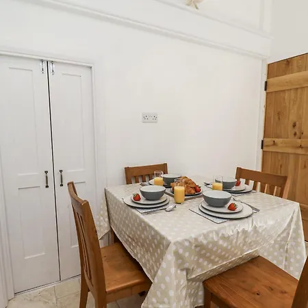 Rigg Cottage, Mount Pleasant * 휫비