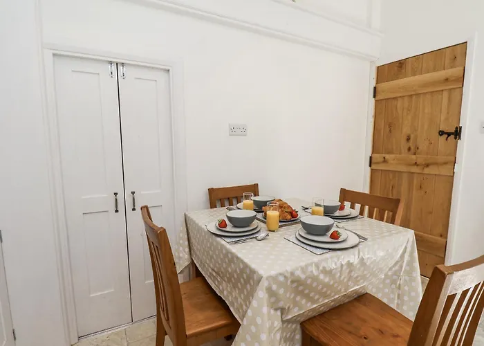 Rigg Cottage, Mount Pleasant * ويتبي